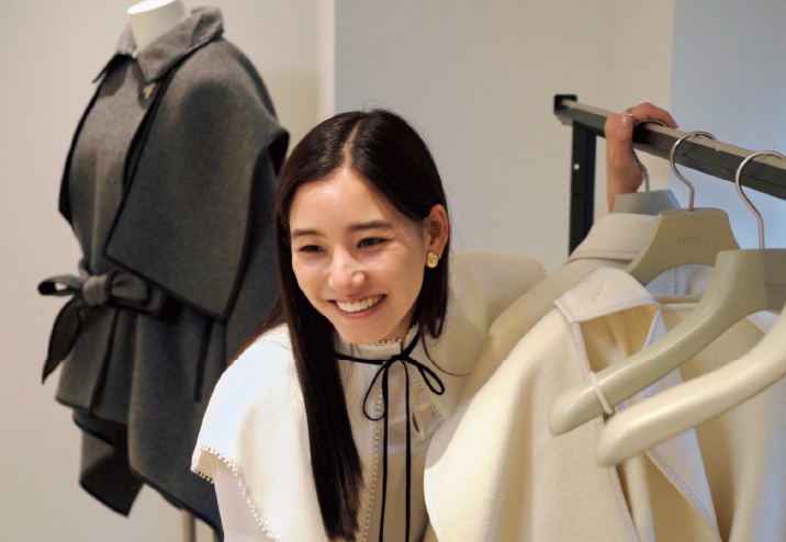 SNIDEL × YUKO ARAKI × sweet Collaboration PONCHO COAT | SNIDEL（スナイデル）公式サイト